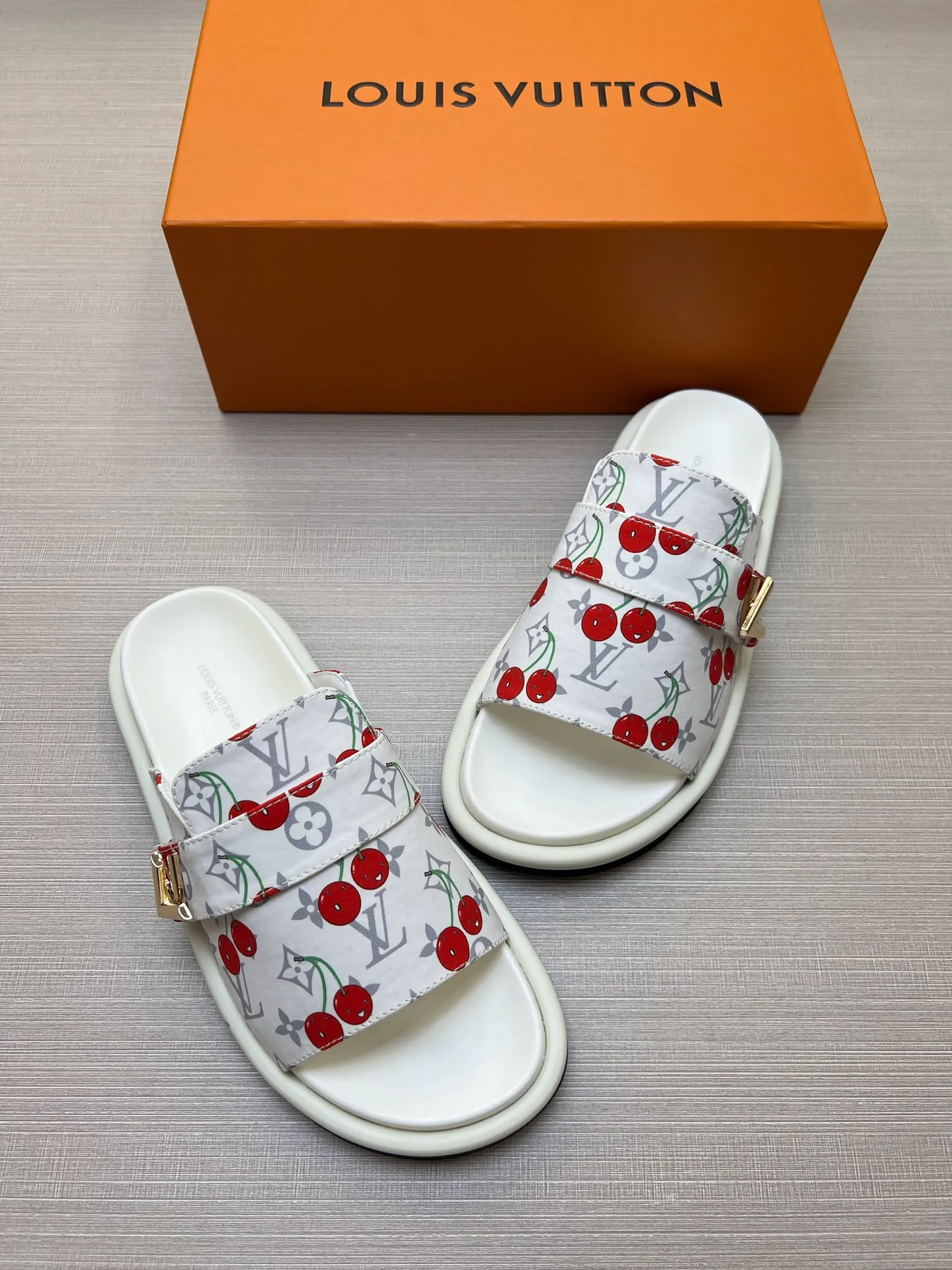 Factory price: 360💰【LOUIS VUITTON】Louis Vuitton, LV printing, men's and women's slippers are on the market, drawer box packaging with cloth bag, card, the upper pattern looks very soft and waxy, super versatile leg slimming artifact. Fabric: imported denim/canvas/old fabric, LV hardware LOGO, official website pattern printing, comfortable to wear, foot pads: high elastic men's shoes💰U water table. Sole: foam sole, heel height: about 5cm. Code number: 35-46, 35, 45, 46 are custom-made and non-returnable. Color: multiple colors and styles available.